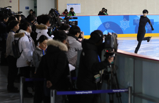 일본과 외신 등 기자들이 12일 오후 강릉아이스아레나에서 2018 평창동계올림픽 피겨스케이팅 남자 싱글 부문에 출전하는 일본의 하뉴 유즈루(오른쪽)의 훈련을 취재하고 있다.